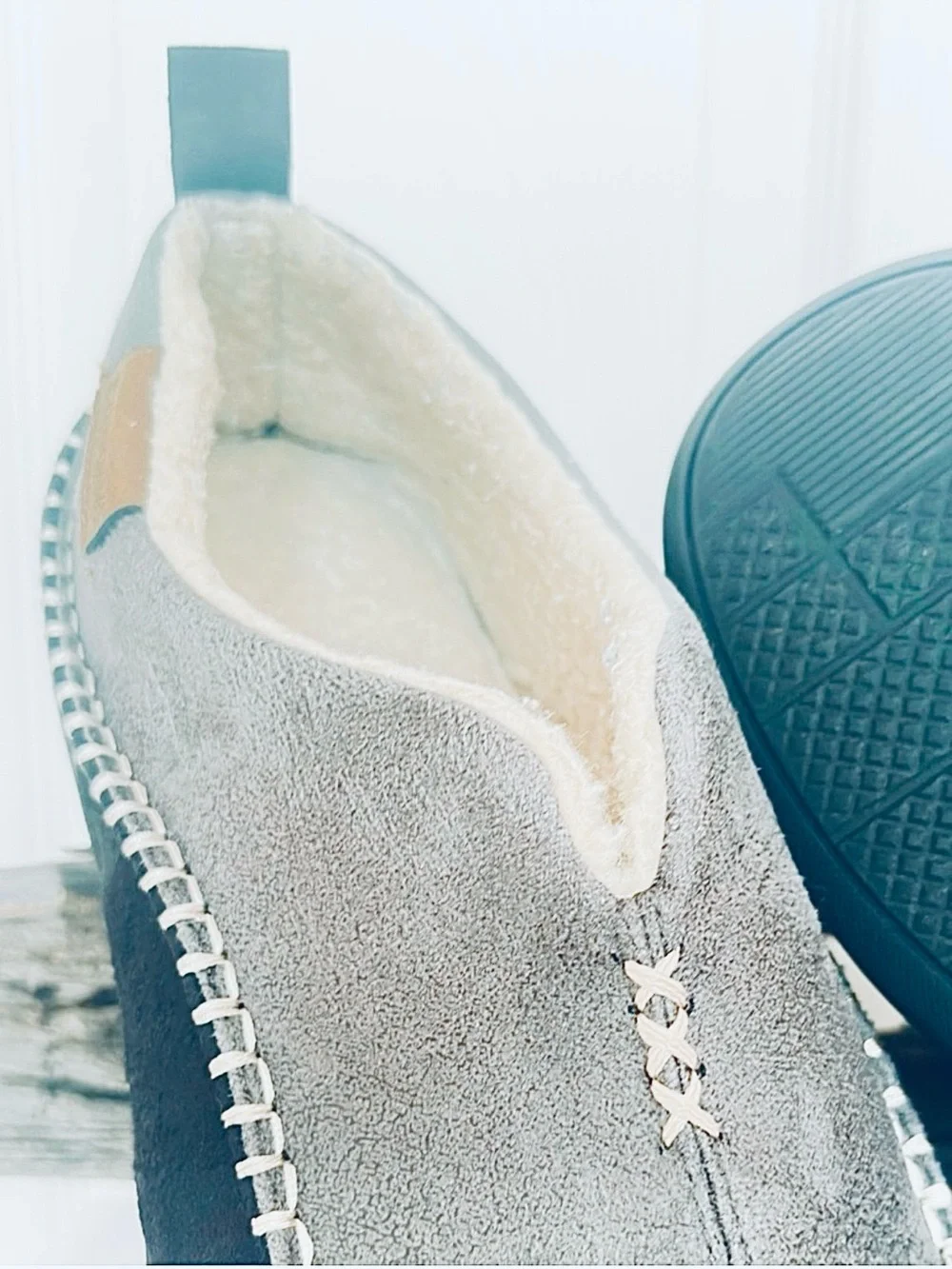 EVERFOAMS ~ Cozy Gray Sherpa-Lined Contrasting Stitching  Slip-On Men’s Slippers